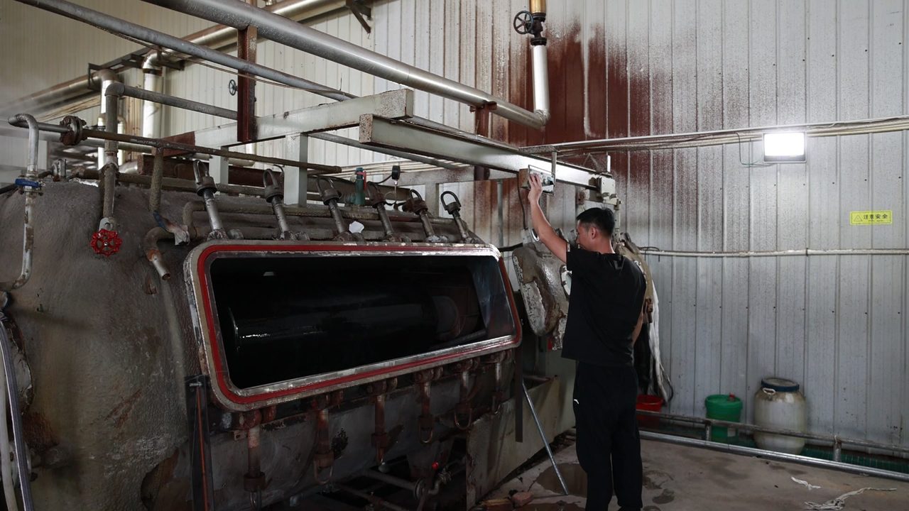 Quality check at a dyeing vessel
